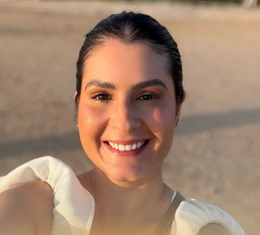Bruna Dias sorrindo, à luz do fim de tarde